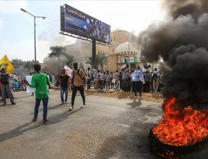 Sudan’da protestocular valilik binasını ateşe verdi