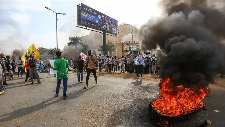 Sudan’da protestocular valilik binasını ateşe verdi