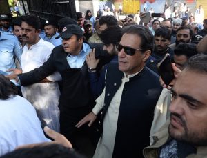 Pakistan’da eski Başbakan Han, ara seçimleri önde tamamladı