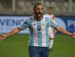 Arjantinli futbolcu Gonzalo Higuain, futbol kariyerini noktalayacağını açıkladı