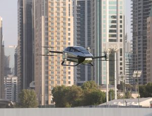 Çinli şirketin ‘uçan arabası’ Dubai’de ilk kez havalandı