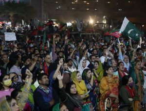 Pakistan’da İmran Han’dan destekçilerine toplanma çağrısı