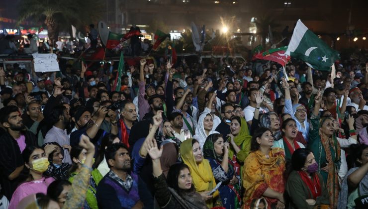 Pakistan’da İmran Han’dan destekçilerine toplanma çağrısı