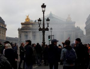 Paris’te maaş artışı talebiyle gösteri düzenlendi