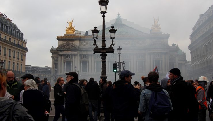 Paris’te maaş artışı talebiyle gösteri düzenlendi