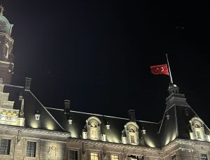 Hollanda’da belediye binasına, Türkiye’ye destek için Türk bayrağı asıldı