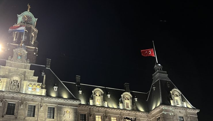 Hollanda’da belediye binasına, Türkiye’ye destek için Türk bayrağı asıldı