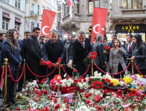 Milli Eğitim Bakanı Özer terör saldırısının yaşandığı İstiklal Caddesi’ni ziyaret etti