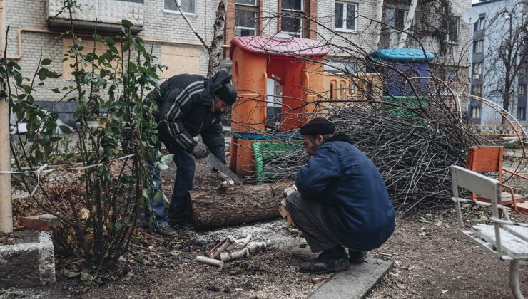 Bahmut’ta siviller için insani yardım dağıtıldı