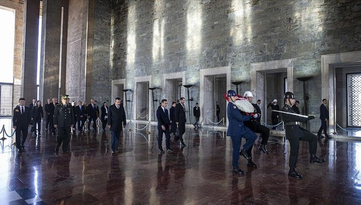 İsveç Başbakanı Kristersson, Anıtkabir’i ziyaret etti