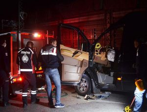 Tiyatrocuları taşıyan minibüsle kamyon çarpıştı, 3 kişi öldü, 8 kişi yaralandı