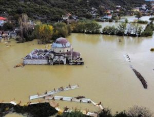 Arnavutluk’ta Kurşunlu Camisi de sular altında kaldı