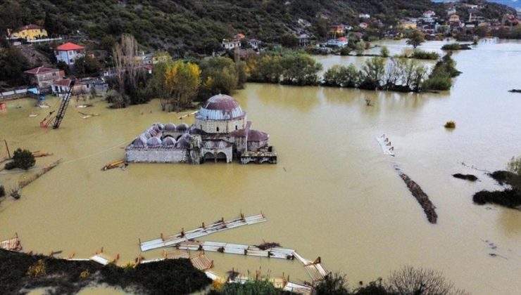 Arnavutluk’ta Kurşunlu Camisi de sular altında kaldı