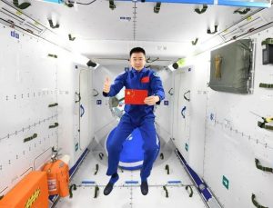 Chen Dong, uzayda 200 günden fazla görev yapan ilk Çinli astronot oldu