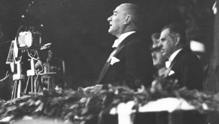 Atatürk bu kez ‘Bir Fırtına Tuttu Bizi’ türküsünü söyledi