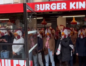 Tavuk maskeleriyle fast food restoranını bastılar