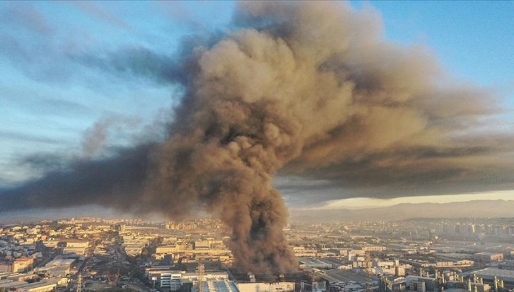 Bursa’da yanan fabrikadan çıkan duman kenti kapladı