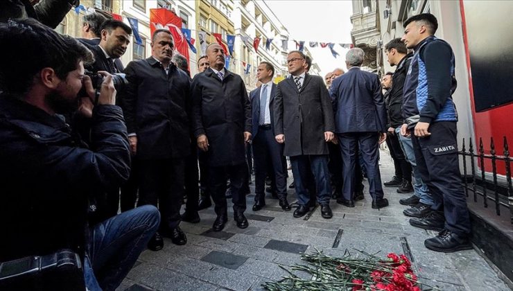 Çavuşoğlu Taksim’den seslendi: Teröristleri temizlemeye devam edeceğiz, hiçbir şey bizi yıldıramaz!