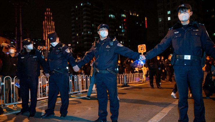 Çin polisi, Şanghay’da protestoların yapıldığı caddeyi barikatlarla kapattı