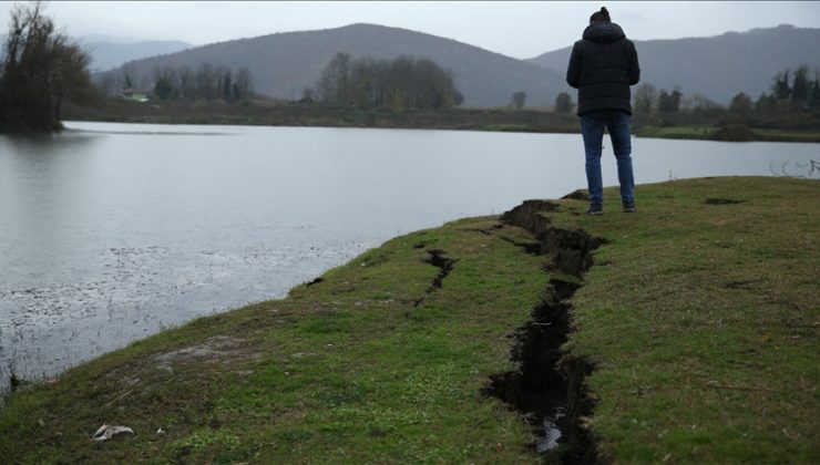 Düzce’de deprem nedeniyle meydana gelen toprak kırılmaları görüntülendi