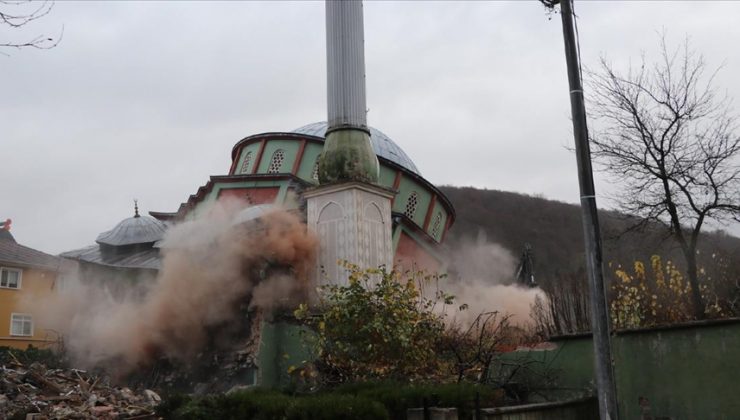Düzce’de depremde hasar gören Sarıdere Köyü Camisi yıkılıyor