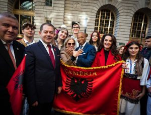 New York’ta Arnavutluk bayrağı göndere çekildi