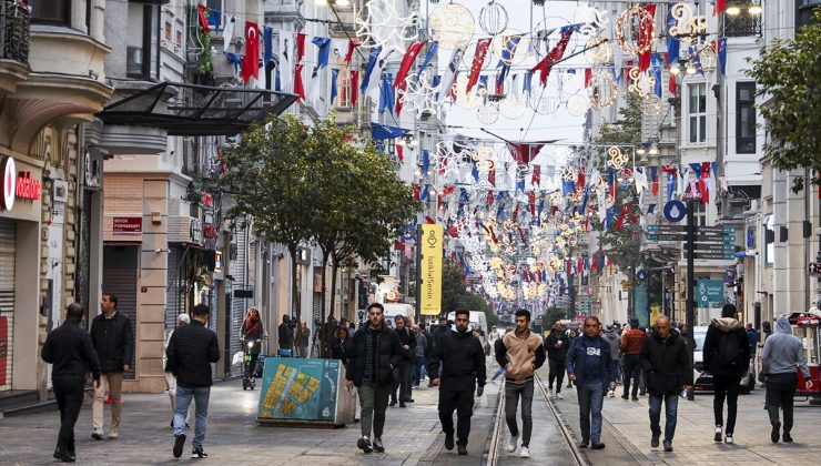 İstiklal Caddesi yeniden yaya trafiğine açıldı