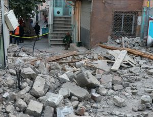 İzmir’deki depremde balkondan atlayan genç vefat etti