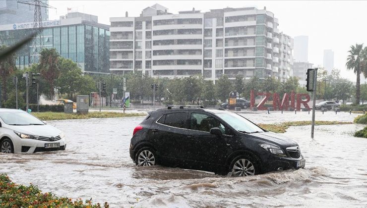 İzmir’de sağanak su baskınlarına neden oldu