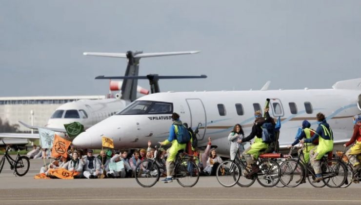 Hollanda’da çevre aktivistlerinden Schiphol Havalimanı’nda protesto