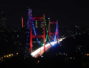 FSM ve Yavuz Sultan Selim köprüleri Azerbaycan bayrağının renkleriyle aydınlatıldı