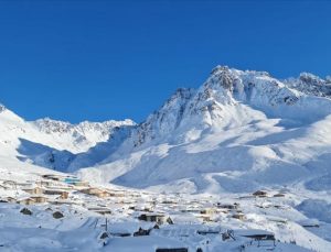 Rize’nin yüksek kesimlerine kar yağdı