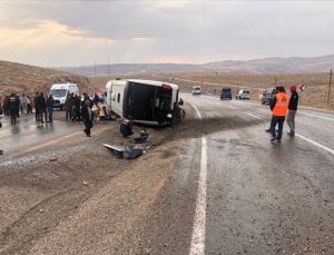 Sivas’ta otobüs devrildi: 2 ölü, 20 yaralı
