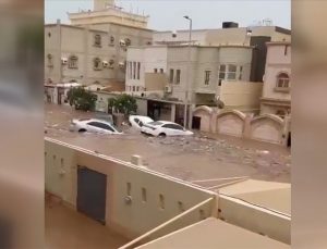Suudi Arabistan’da yağış: Yollar kapandı, araçlar sürüklendi