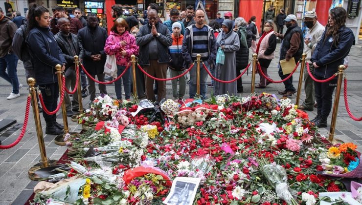 Terör saldırısında hayatını kaybedenler İstiklal Caddesi’nde anılıyor