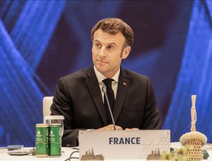 Elysee Sarayı, Macron’un Fransızlara “kibirliler” demesini “espiri” olarak yorumladı
