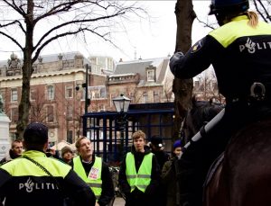 Hollanda’da “polis memurlarının başörtüsü takabilmesinin mümkün hale getirilmesi” önerisi