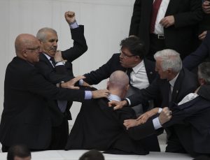 Mecliste bütçe kavgası, İYİ Parti Trabzon Milletvekili Hüseyin Örs yaralandı