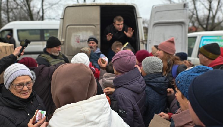 Ukrayna’nın Herson kentine sivillere insani yardım dağıtıldı