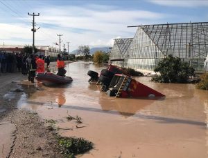 Antalya’da şiddetli yağış sele neden oldu