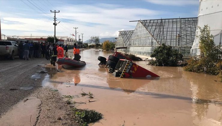 Antalya’da şiddetli yağış sele neden oldu