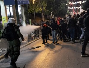 Atina sokaklarında polisle göstericiler arasında arbede