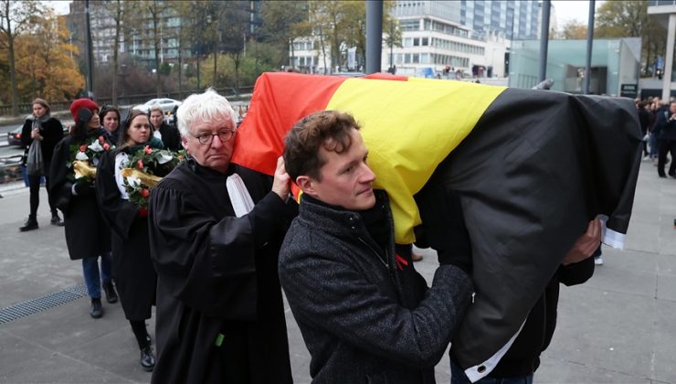 Belçika’da avukatlardan ‘hukuku öldüren’ devlete cenaze töreni