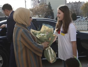 Emine Erdoğan, Ukrayna’dan getirilen yetim çocuklarla buluştu