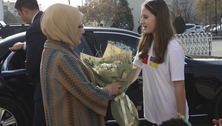 Emine Erdoğan, Ukrayna’dan getirilen yetim çocuklarla buluştu