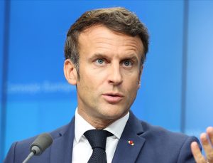 Macron’a kesik parmak şoku