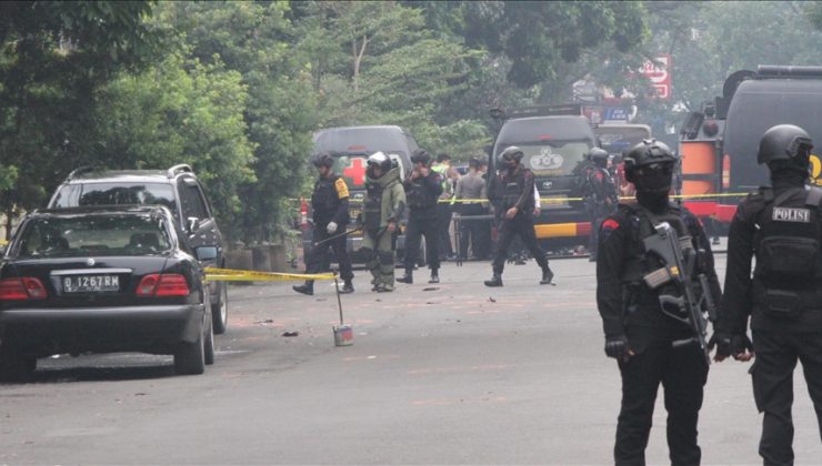 Endonezya’da polis karakoluna bombalı saldırı
