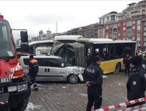 Tramvay ile İETT otobüsü çarpıştı: 33 yaralı