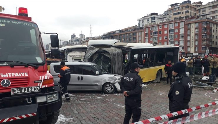 Tramvay ile İETT otobüsü çarpıştı: 33 yaralı