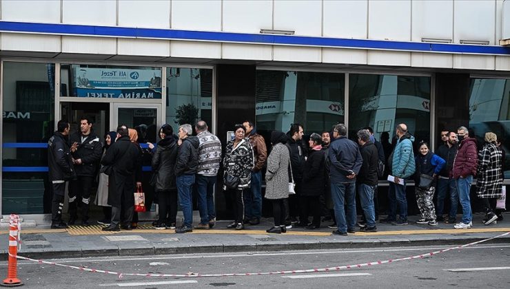 İzmir’de EYT’liler SGK önünde yoğunluk oluşturdu